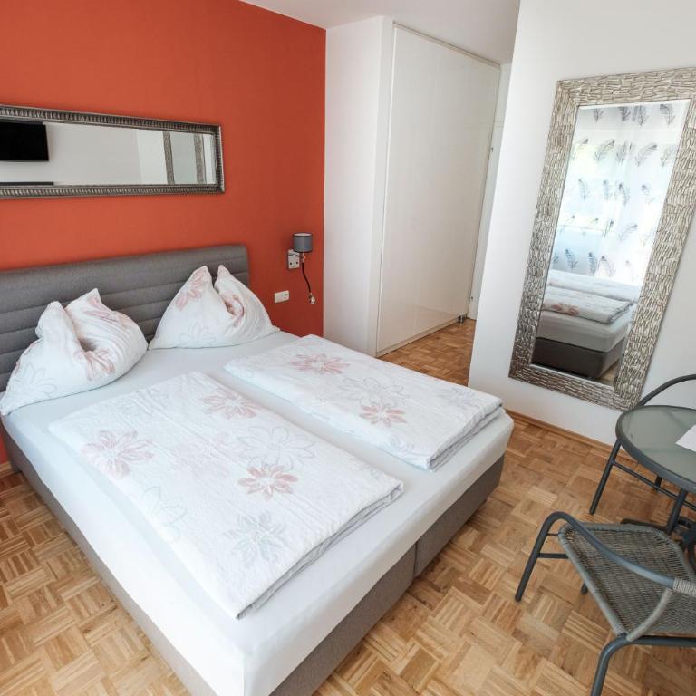 Gästehaus Genf - Kleines Doppelzimmer mit Gartenblick und Balkon - 1
