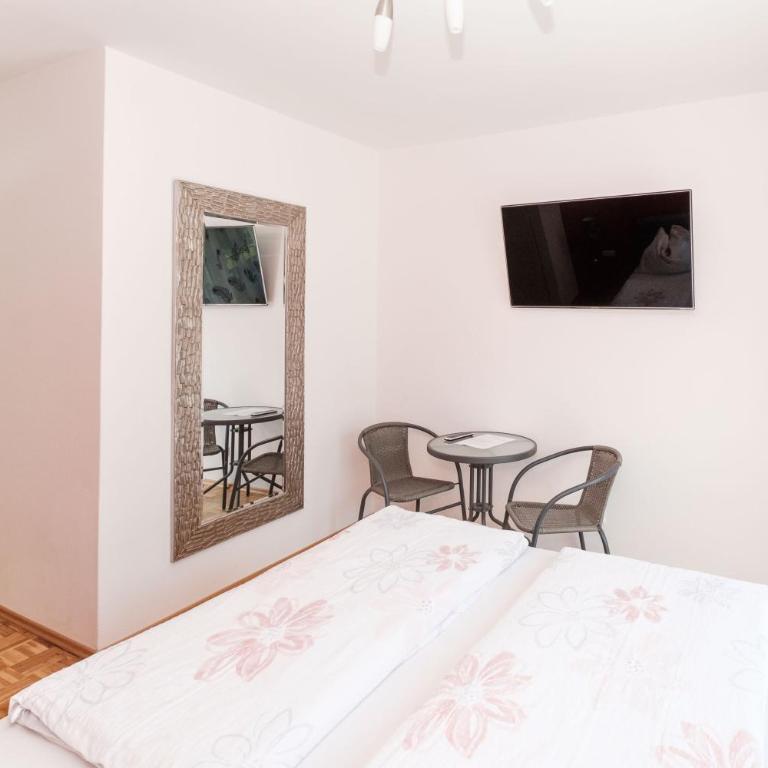 Gästehaus Genf - Kleines Doppelzimmer mit Gartenblick und Balkon - 2