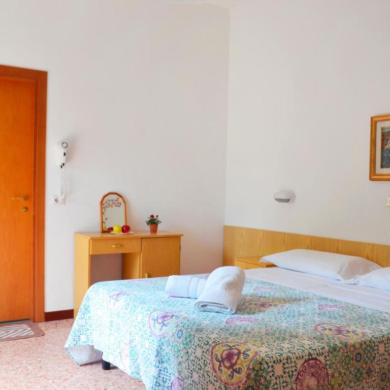 Hotel Ivana - Camera Tripla Standard - 8