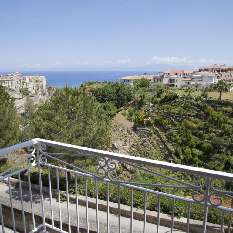 Donna Rosa Accommodation - Camera Matrimoniale con Balcone e Vista Mare - 9
