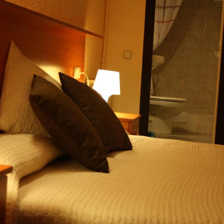 PENSIÓN Colmenero - Twin Room with Private Bathroom - 5