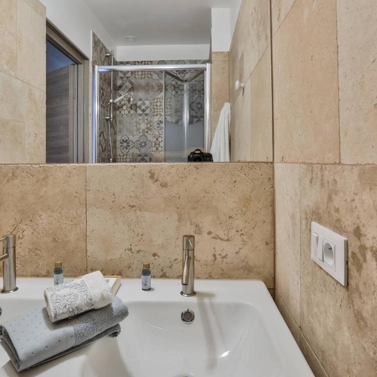 MY CASA - GARIB - Place Garibaldi - 4 bedrooms - Balcony - Appartement - 32