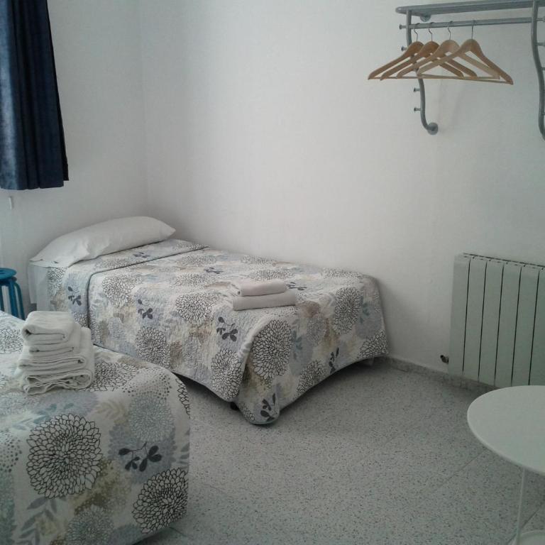Hostal River - Triple Room with Private Bathroom - 1