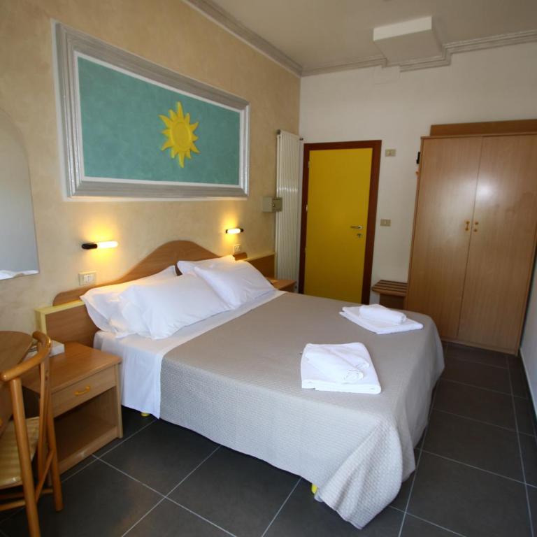 Hotel De Amicis - Camera Quadrupla con Balcone - 1