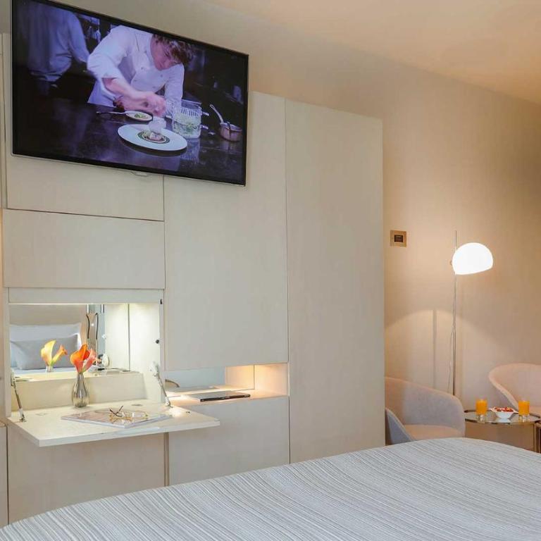 Cram Hotel - Deluxe Double Room - 4