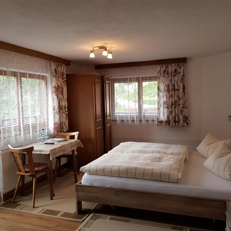 Haus Tannegg - Doppelzimmer mit Balkon - 1