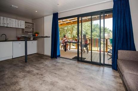 Camping Mas De Pierredon - Chalet Hotelier - 2 personnes, Draps tissus et serviettes fournis, TV et climatisation, terrasse couverte - 4