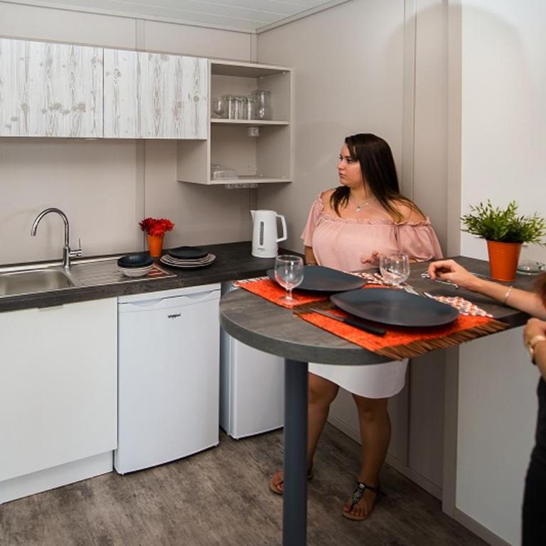 Camping Mas De Pierredon - Chalet Hotelier - 2 personnes, Draps tissus et serviettes fournis, TV et climatisation, terrasse couverte - 6