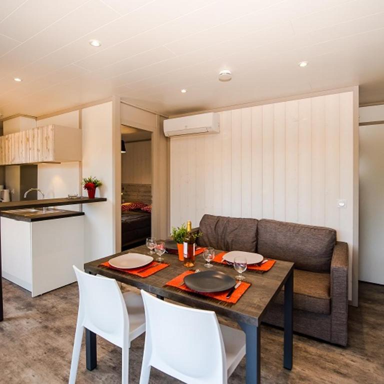 Camping Mas De Pierredon - Chalet Premium - 8 personnes dont 2 enfants, Tv et climatisation, grande terrasse couverte - 8
