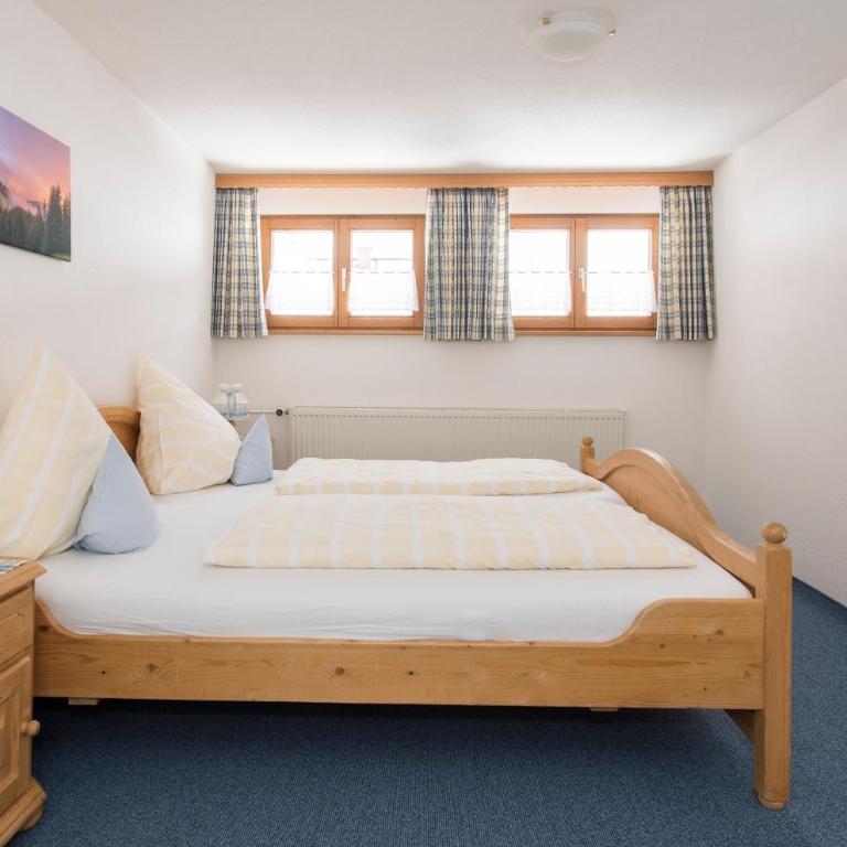 Gschwenderhaus Ferienwohnungen - Apartment mit 3 Schlafzimmern und Balkon - 2