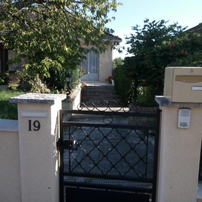 chez Myla chambre avec tv écran plat et salle de bain privative - Chambre Double - Vue sur Jardin - 3