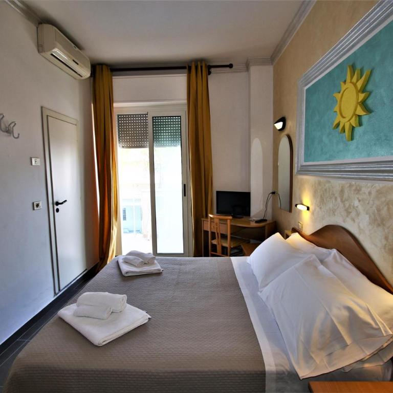 Hotel De Amicis - Camera Quadrupla con Balcone - 4