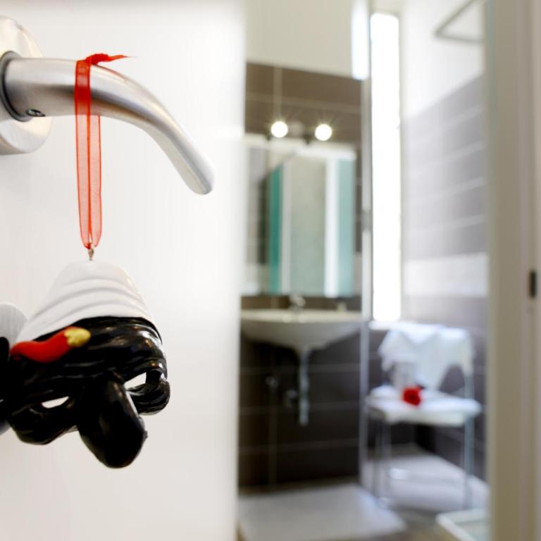 Vic' Street B&B - Camera Matrimoniale/Doppia con Letti Singoli con Bagno Privato - 2