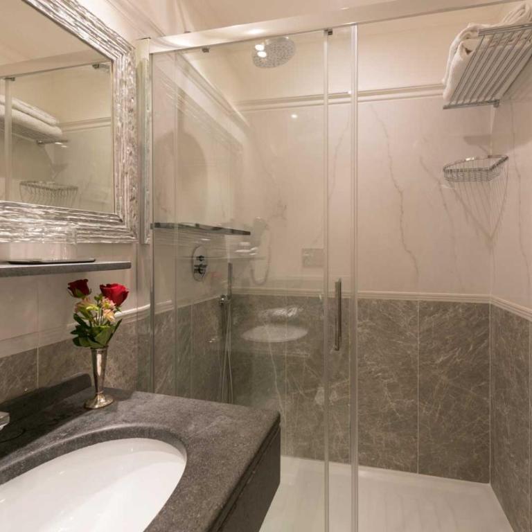 DK Suites - Camera Matrimoniale/Doppia con Letti Singoli con Bagno Privato - 2