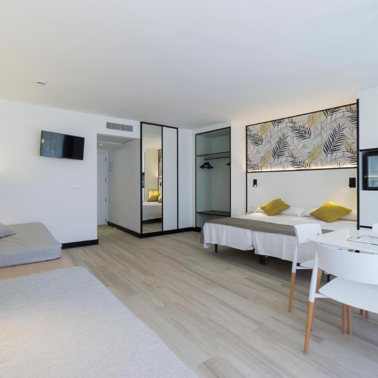Medplaya Hotel Calypso - Habitación Familiar Superior (2 adultos + 2 niños) - 8
