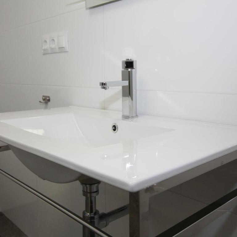 Alojamientos Santa Pola - Habitación Doble con 2 camas individuales y 1 cama supletoria opcional - 1