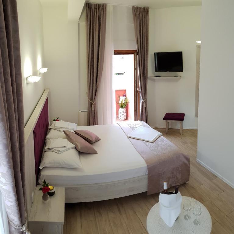 Apis Hotel - Deluks Dvokrevetna Soba sa Bračnim Krevetom - 6