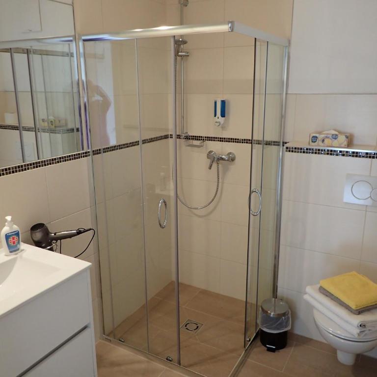 Gasthof zum Postwirt - Dreibettzimmer mit Dusche - 2