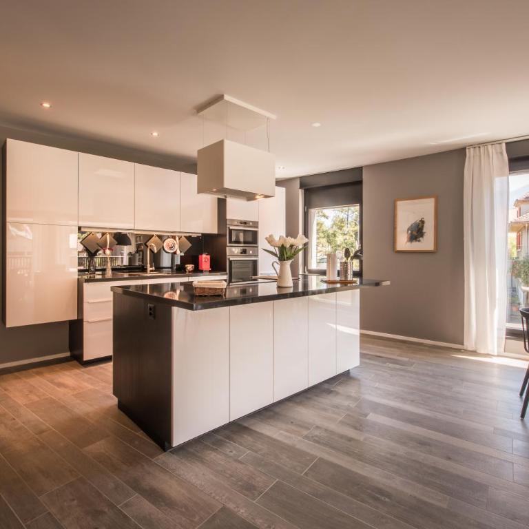 Independance First - Four-Bedroom Luxury Apartment - 10