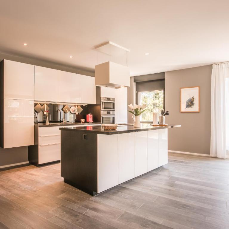 Independance First - Four-Bedroom Luxury Apartment - 14