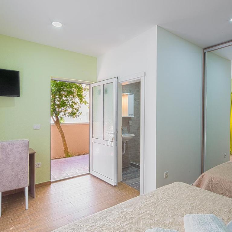 Apartmani Mihailovic - Triple Room with Bathroom - 2