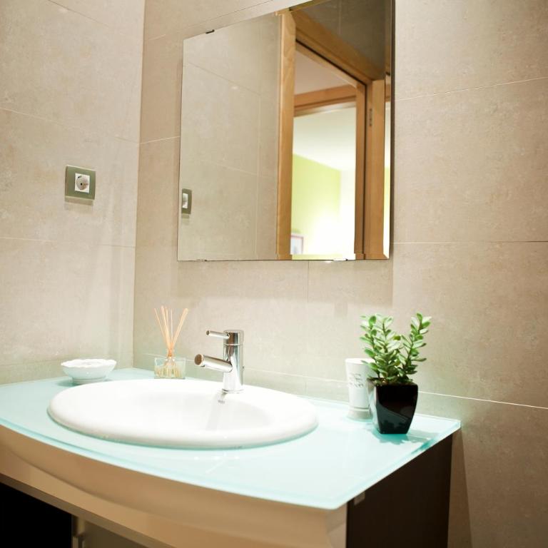 Fewdays Barcelona Apartments - Three-Bedroom Apartment - Ali Bey, 29 - 1