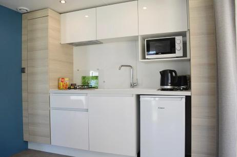 Camping Mas De Pierredon - KeyWest - 2 personnes, Draps tissus et serviettes fournis, TV et climatisation, terrasse couverte - 5