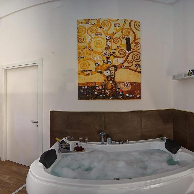 Palermo Gallery - King Room with Spa Bath - 15