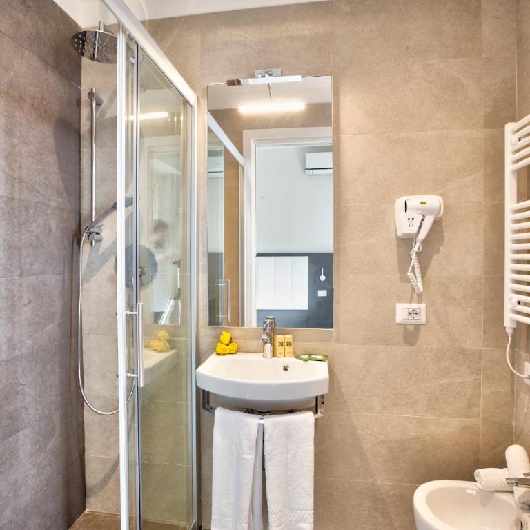 Hotel Clara - Camera Tripla Economy - 2
