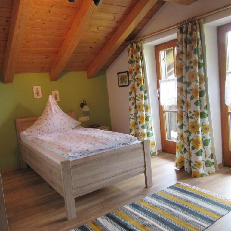 Pension Staufenhof - Einzelzimmer mit Bergblick - 1