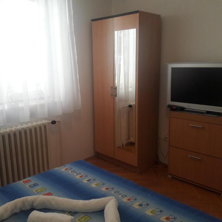 Hostel Corner 021 - Dvokrevetna Soba sa Bračnim Krevetom i Sopstvenim Kupatilom - 4