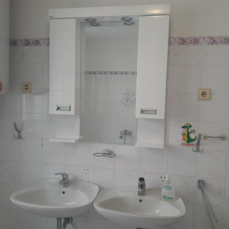 Hostel Corner 021 - Dvokrevetna Soba sa Bračnim Krevetom i Sopstvenim Kupatilom - 3