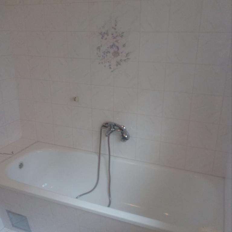 Hostel Corner 021 - Dvokrevetna Soba sa Bračnim Krevetom i Sopstvenim Kupatilom - 2