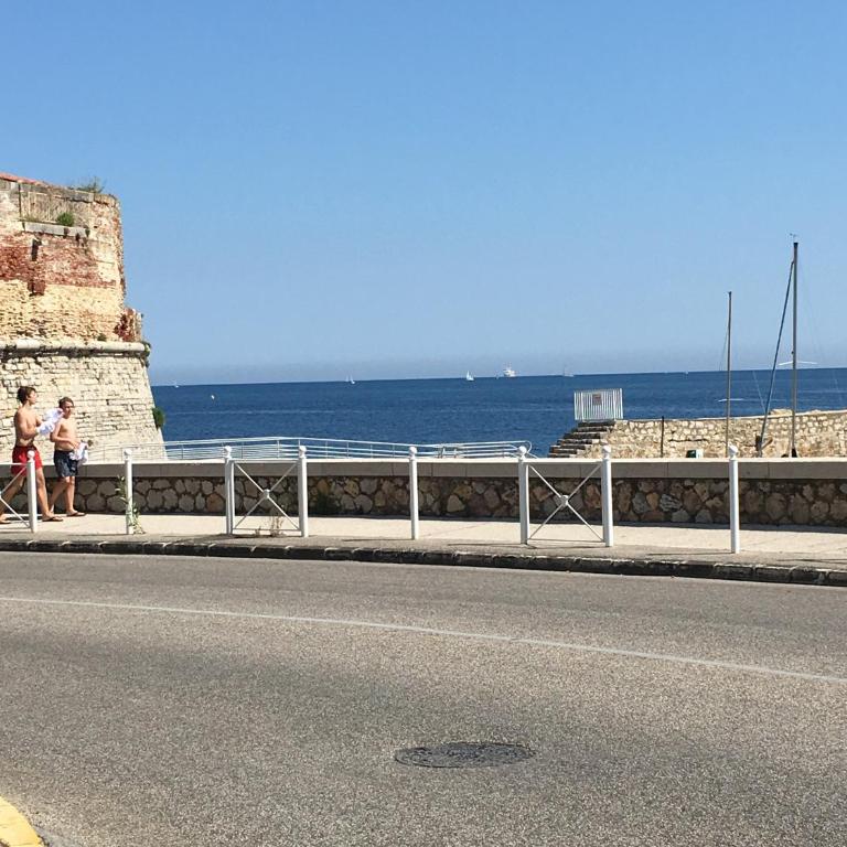 Le Suffren, studio classé ventilé ,wifi, à 100 m de la plage - Apartment - 21