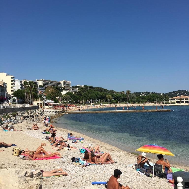 Le Suffren, studio classé ventilé ,wifi, à 100 m de la plage - Apartment - 31