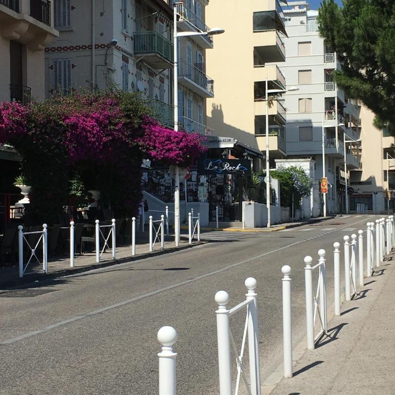 Le Suffren, studio classé ventilé ,wifi, à 100 m de la plage - Apartment - 32