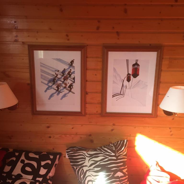 Duplex cosy jusqu'à 6 personnes- chalet des Pléiades - départ skis aux pieds en bordure de piste sans portage - au milieu des fleurs en été - l'autre duplex du chalet est également à nous - Chalet - 24