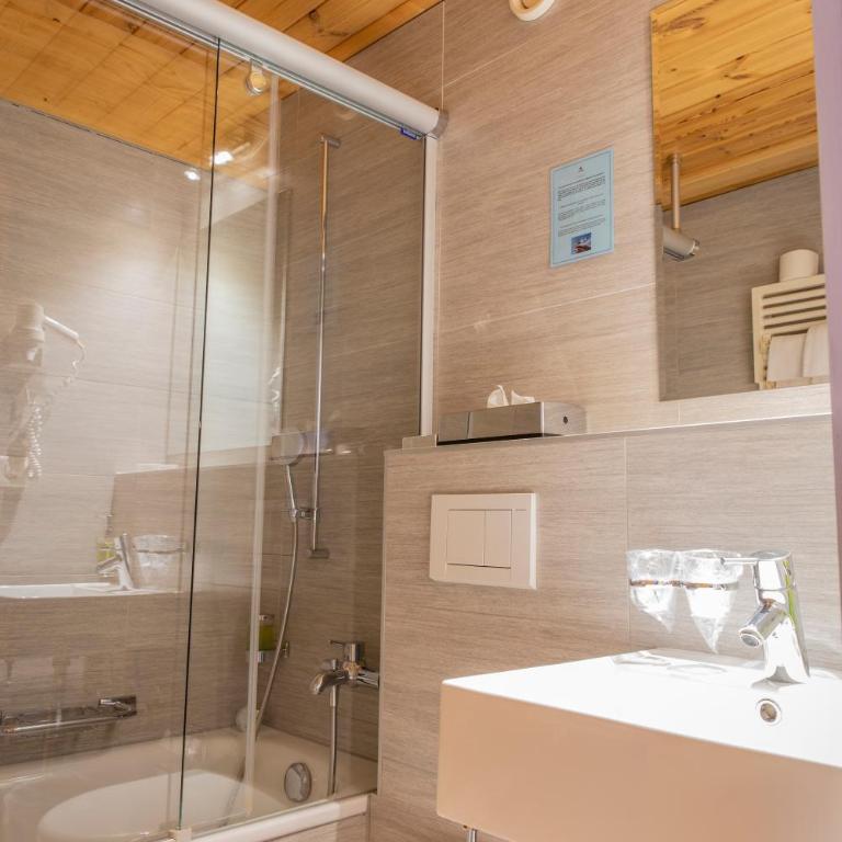 Hôtel Alpina - Swiss Ski & Bike Lodge Grimentz - Familienzimmer mit Doppelbett - 3