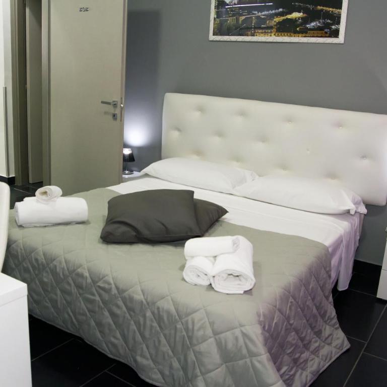 B&B Napoli Binario 1 - Camera Standard Matrimoniale/Doppia con Letti Singoli - 3