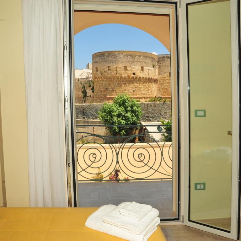 Cala Dei Normanni - Camere sulle Mura - Camera Deluxe Matrimoniale/Doppia con Letti Singoli con Vista Mare e Angolo Cottura - 1