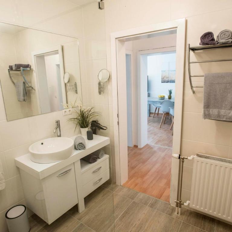 Große Ferienwohnung mit Seeblick nahe Wörthersee Ideal für Familien & Gruppen - Superior Apartment mit 2 Schlafzimmern mit Terrasse und Seeblick - 17