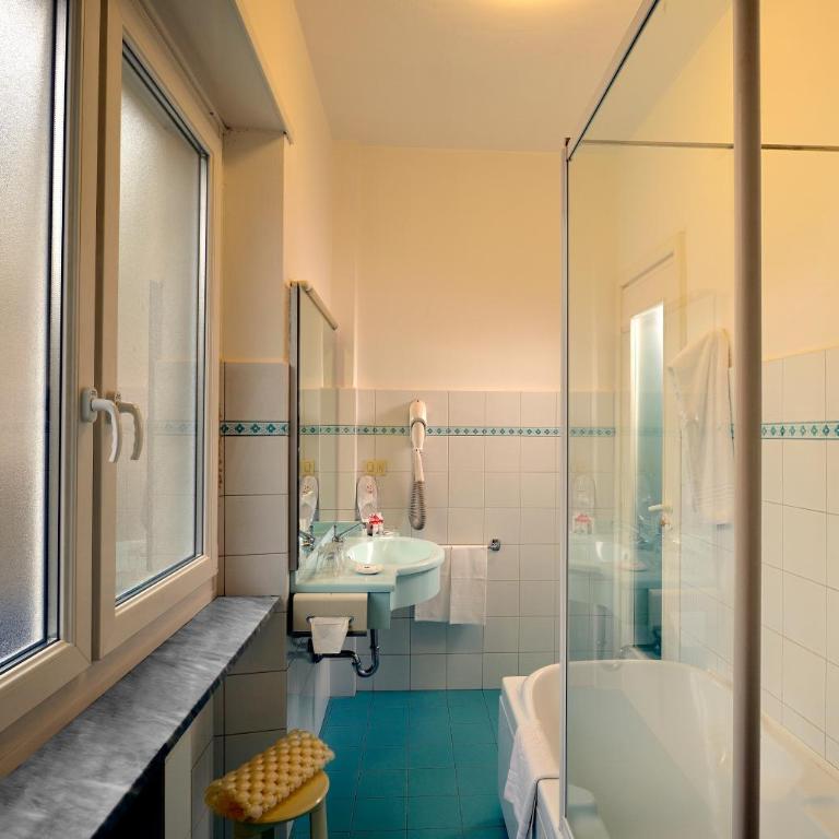 Best Western Hotel Crimea - Standard Queen Room - 10