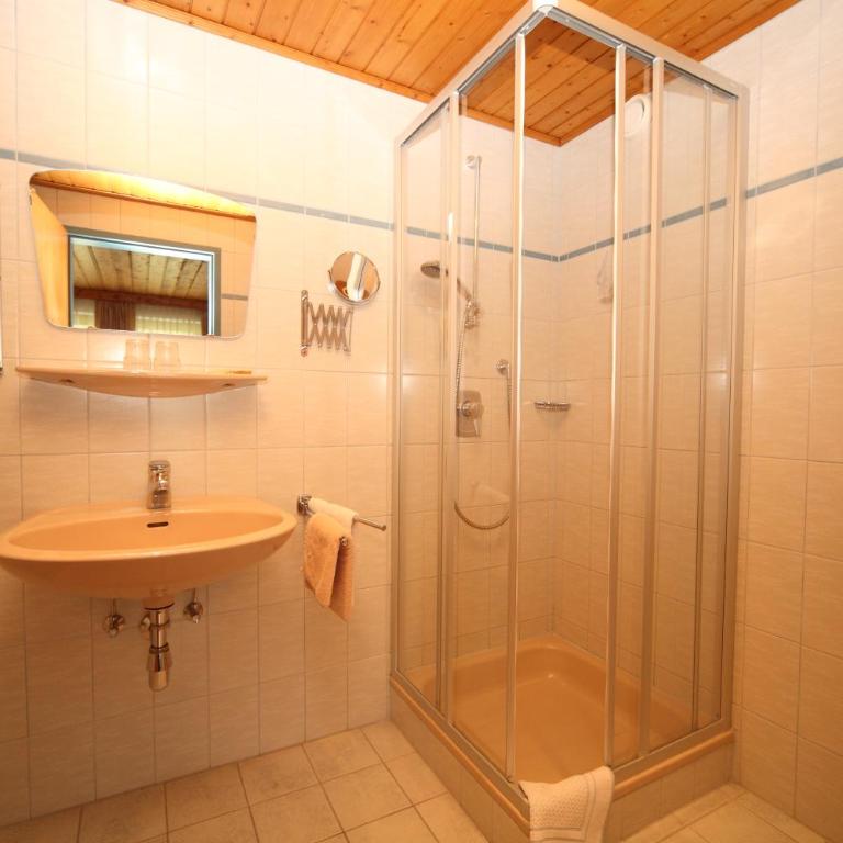 Hotel-Café Perner - Vierbettzimmer - 2