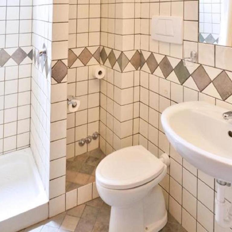 Gianni House Backpackers Hostel - Posto Letto in Dormitorio Femminile per 4 Persone - 5