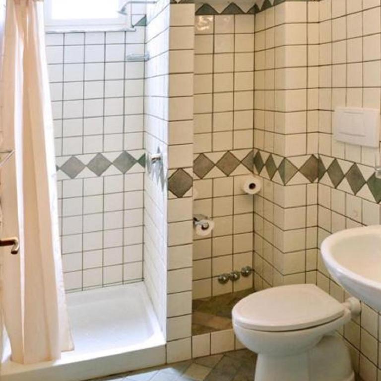 Gianni House Backpackers Hostel - Posto Letto in Dormitorio Femminile con 6 Letti - 7