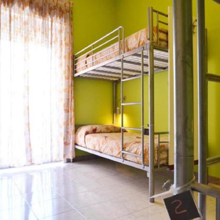 Gianni House Backpackers Hostel - Posto Letto in Dormitorio Misto con 6 Letti - 8