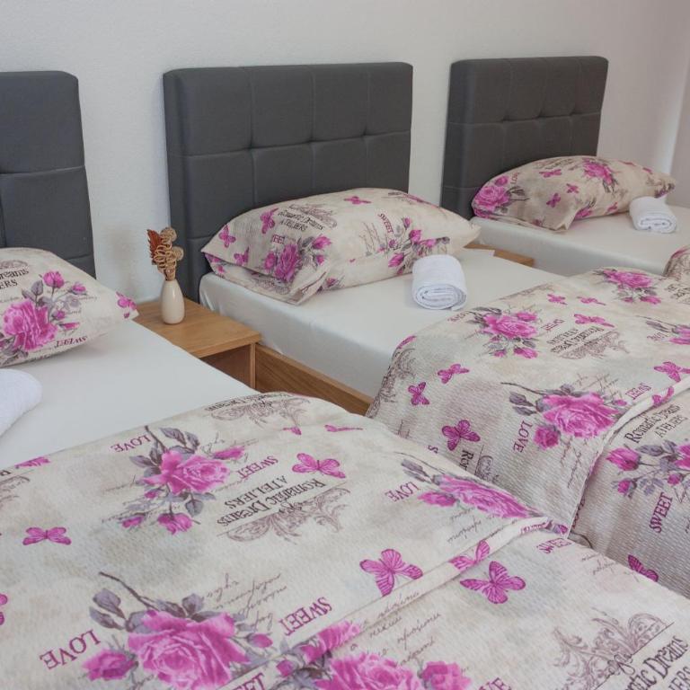 Villa Maja - Comfort Triple Room with Shower - 8