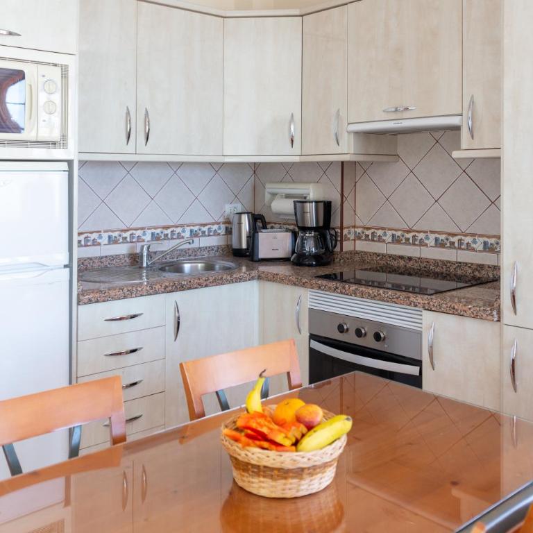 Club Tenerife Apartments - One-Bedroom Sunny Large Apartment with Pool View - 23