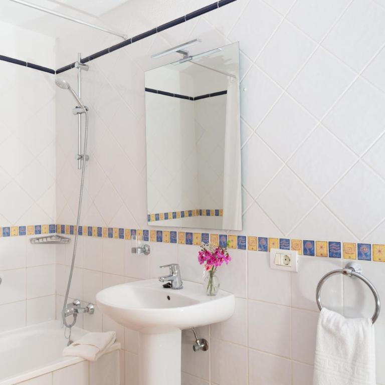 Club Tenerife Apartments - One-Bedroom Sunny Large Apartment with Pool View - 26
