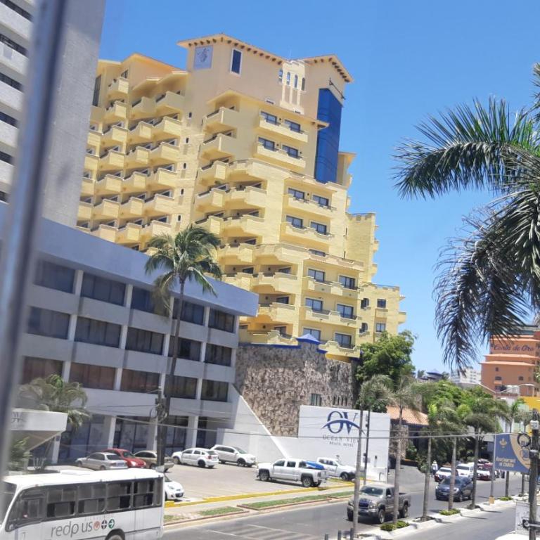 Amplio Condominio Ibis Mazatlán Zona dorada - Three-Bedroom Apartment with View - 43